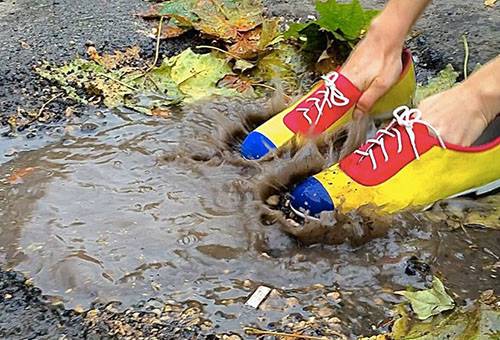 Chaussures en daim dans une flaque d'eau