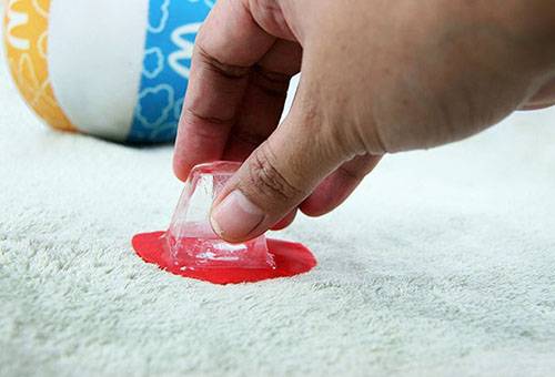  fjernelse af ler fra tæppe med is