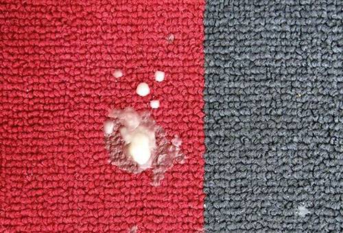 Rimozione delle macchie di plastilina dal tappeto