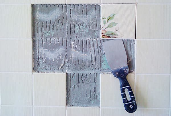 hoe oude tegels van de muren van de badkamer en keuken te verwijderen stapsgewijze handleiding
