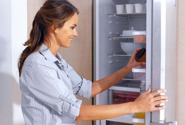 nettoyage des aliments dans le réfrigérateur