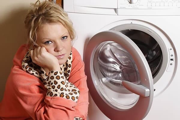 Femme à la machine à laver