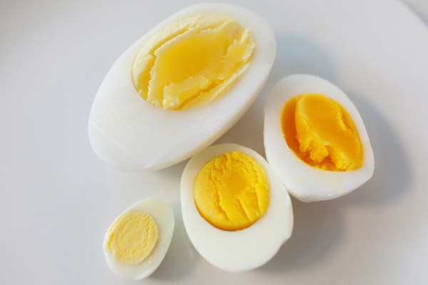 عند وضع بيضة مسلوقة ساخنة في كوب من الماء البارد. ماذا يحدث لدرجة حرارة الماء والبيضة؟
